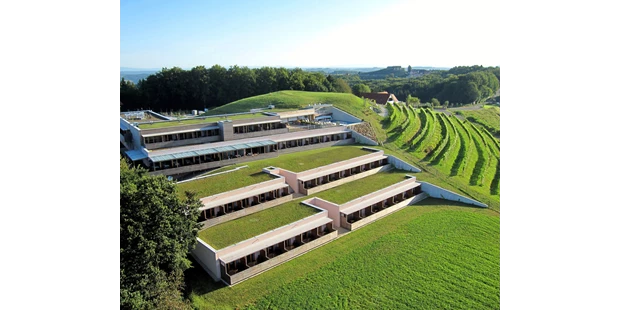 Tagungshotels - Thermenland Steiermark - Das Genusshotel Riegersburg wurde auf harmonische Weise in den Starzenberg, einen traditionsreichen Weinberg, integriert. Über vier Etagen schmiegt sich das Bauwerk in den Hang und bietet von fast allen Zimmern einen prachtvollen Blick auf die historische Riegersburg und die Weiten des steirischen Vulkanlands. - Genusshotel Riegersburg