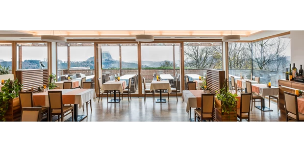 Tagungshotels - Thermenland Steiermark - Restaurnat mit Bilck zur Riegersburg - Genusshotel Riegersburg