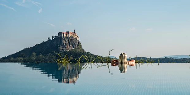 Tagungshotels - Thermenland Steiermark - Beheizter Außenpool mit Blick auf die Riegersburg - Genusshotel Riegersburg