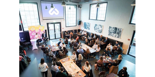 Tagungshotels - Beamer und Leinwand - Präsentationen und Networking Events mit Podiumstalk in lockerer Atmosphäre - Kesselhaus Bar & Restaurant