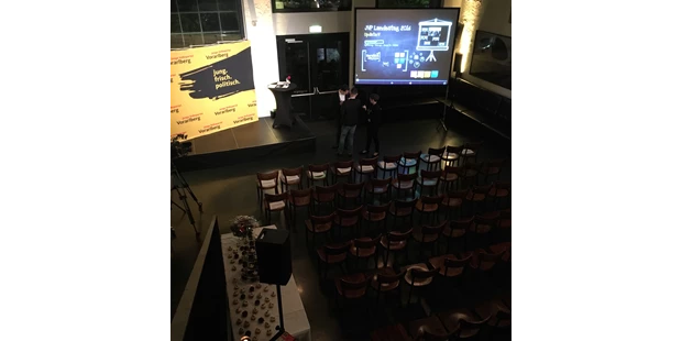 Tagungshotels - Beamer und Leinwand - Kinobestuhlung für Podiumstalk - Kesselhaus Bar & Restaurant