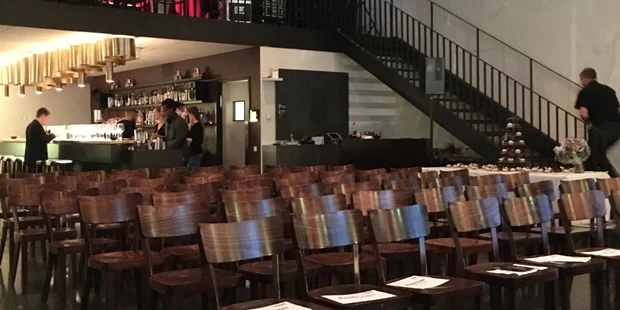 Tagungshotels - Beamer und Leinwand - Kinobestuhlung auf zwei Ebenen - Kesselhaus Bar & Restaurant