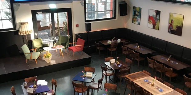 Tagungshotels - Beamer und Leinwand - Podiumstalk mit Bistro-Bestuhlung - Kesselhaus Bar & Restaurant