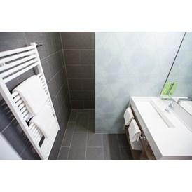 Seminarraum: Bad, Doppelzimmer "Standard"
(insg. 85 Zimmer im Hotel verfügbar, sowohl zur Einzel-, als auch zur Doppelbelegung) - arte Hotel Kufstein