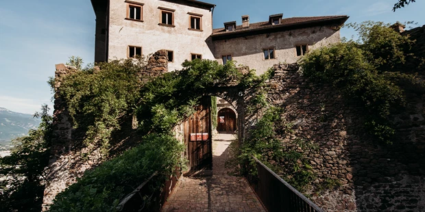 Tagungshotels - Beamer und Leinwand - Der Eingang zur Burg - Haselburg Bozen