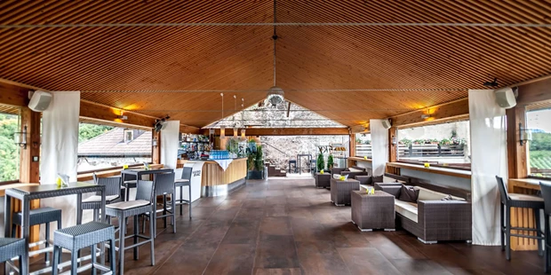 Tagungshotels - Beamer und Leinwand - Die Skybar - Haselburg Bozen