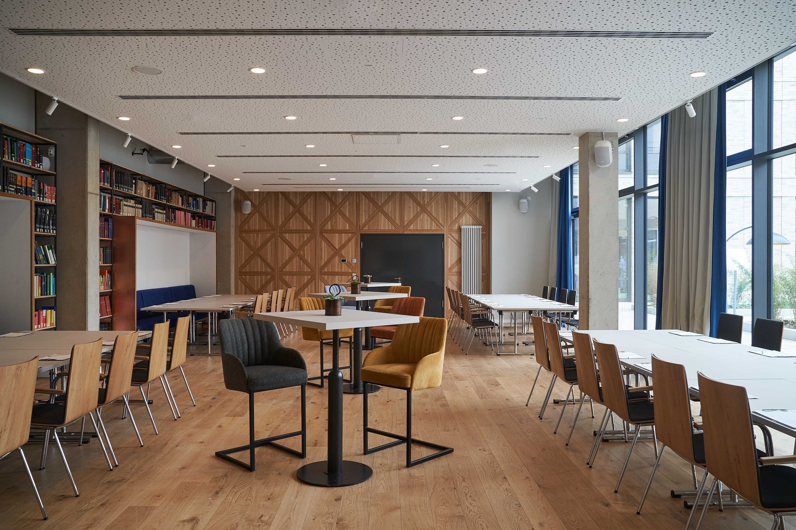 Seminarraum: Exklusiver Seminarbereich mit direktem Zugang zum Innenhof für erfolgreiche Teammeetings und Firmenveranstaltungen. Bodentiefe Fenster und echtholz Fußböden - FREIgeist Göttingen Innenstadt - A Member of Design Hotels™