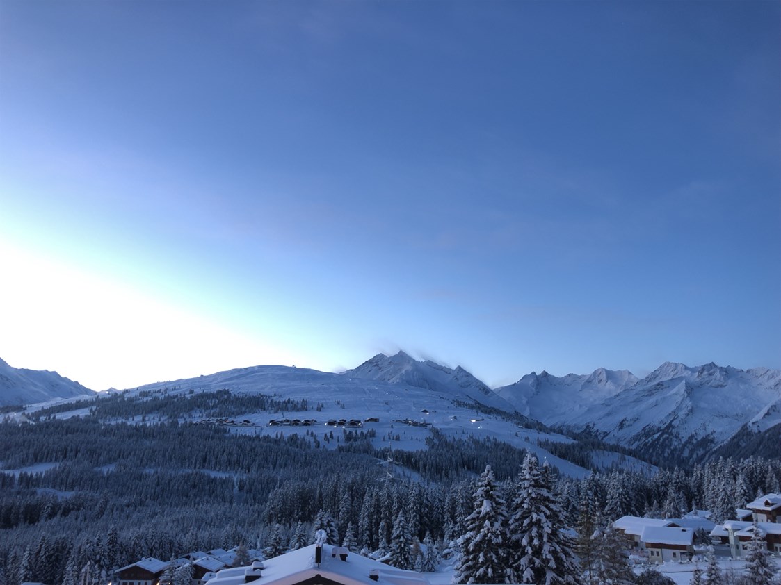 Seminarraum: Ausblich vom Zimmer | zu unseren atemberaubenden Bergpanorama  - Das Alpenwelt Resort****SUPERIOR