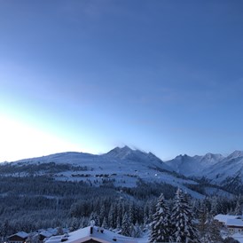 Seminarraum: Ausblich vom Zimmer | zu unseren atemberaubenden Bergpanorama  - Das Alpenwelt Resort****SUPERIOR