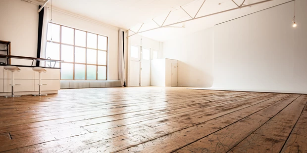 Tagungshotels - Beamer und Leinwand - studio g3