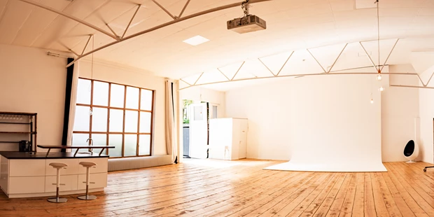 Tagungshotels - Beamer und Leinwand - studio g3