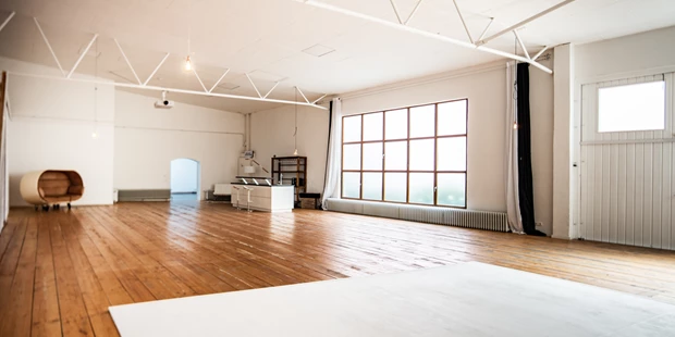 Tagungshotels - Beamer und Leinwand - studio g3