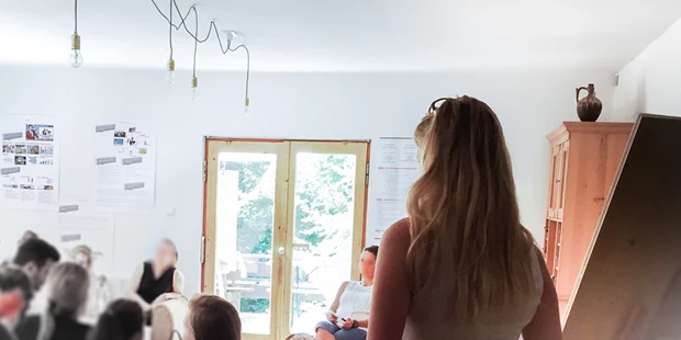 Tagungshotels - Beamer und Leinwand - Projekt Draussen