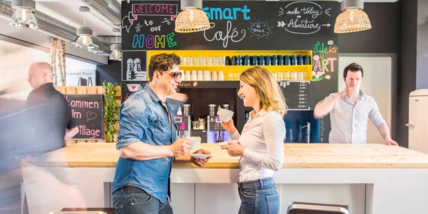 Tagungshotels - Beamer und Leinwand - Im Herzen von München liegt unser smartvillage, in dem man Workshops, Seminare und Events in einer inspirierenden und lockeren Atmosphäre erleben kann! Wir begegnen jedem auf Augenhöhe und lehnen klassiche Hierarchien und Rollenbilder. Gäste werden zu Bewohner*innen!  - smartvillage