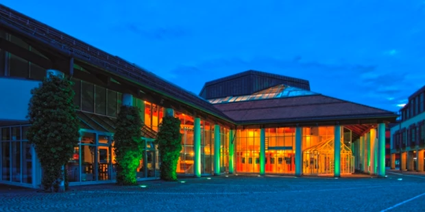 Tagungshotels - Beamer und Leinwand - Stadthalle Erding Außenansicht bei Dämmerung - Stadthalle Erding