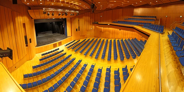 Tagungshotels - Beamer und Leinwand - Stadthalle Erding