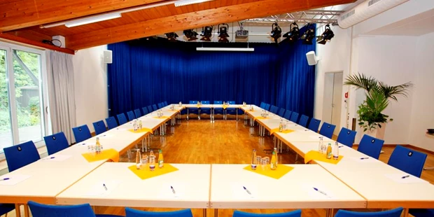 Tagungshotels - Beamer und Leinwand - Kleiner Saal mit Karree-Bestuhlung (U-Form) - Stadthalle Erding