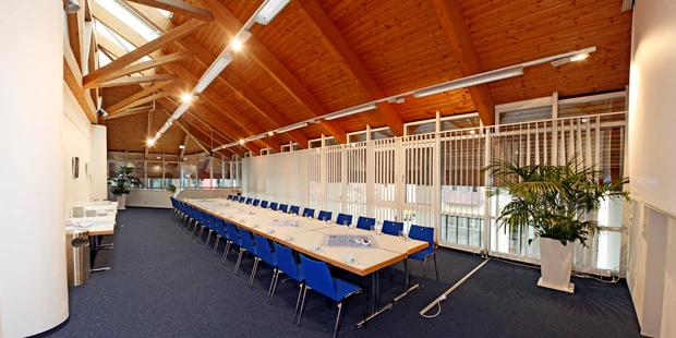 Tagungshotels - Beamer und Leinwand - Seminarraum 1.OG - Stadthalle Erding