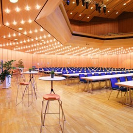 Seminarraum: Großer Saal mit parlamentarischer Bestuhlung und seitlicher Aktionsfläche - Stadthalle Erding