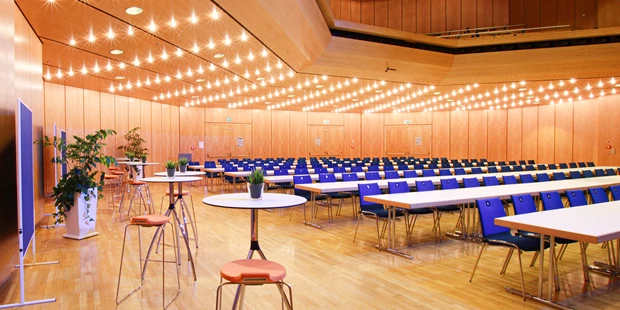 Tagungshotels - Beamer und Leinwand - Großer Saal mit parlamentarischer Bestuhlung und seitlicher Aktionsfläche - Stadthalle Erding