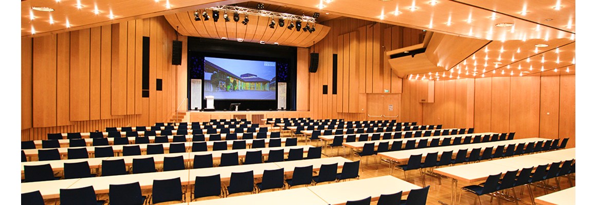 Seminarraum: Großer Saal mit parlamentarischer Bestuhlung und Podest auf der Bühne - Stadthalle Erding
