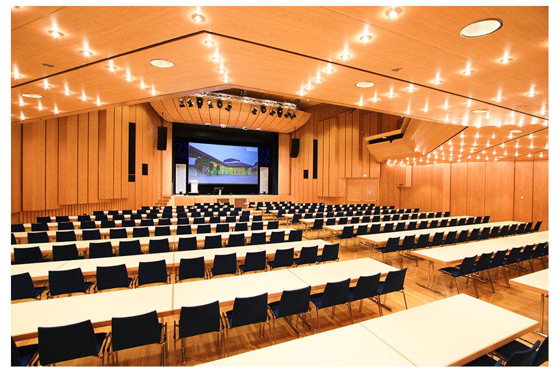 Seminarraum: Großer Saal mit parlamentarischer Bestuhlung und Podest auf der Bühne - Stadthalle Erding