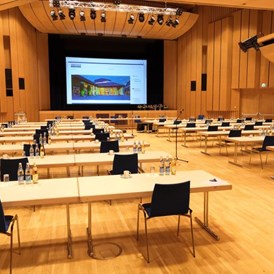 Seminarraum: Großer Saal in Coronabestuhlung mit Abstand - Stadthalle Erding