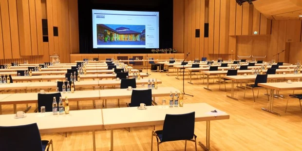 Tagungshotels - Beamer und Leinwand - Großer Saal in Coronabestuhlung mit Abstand - Stadthalle Erding