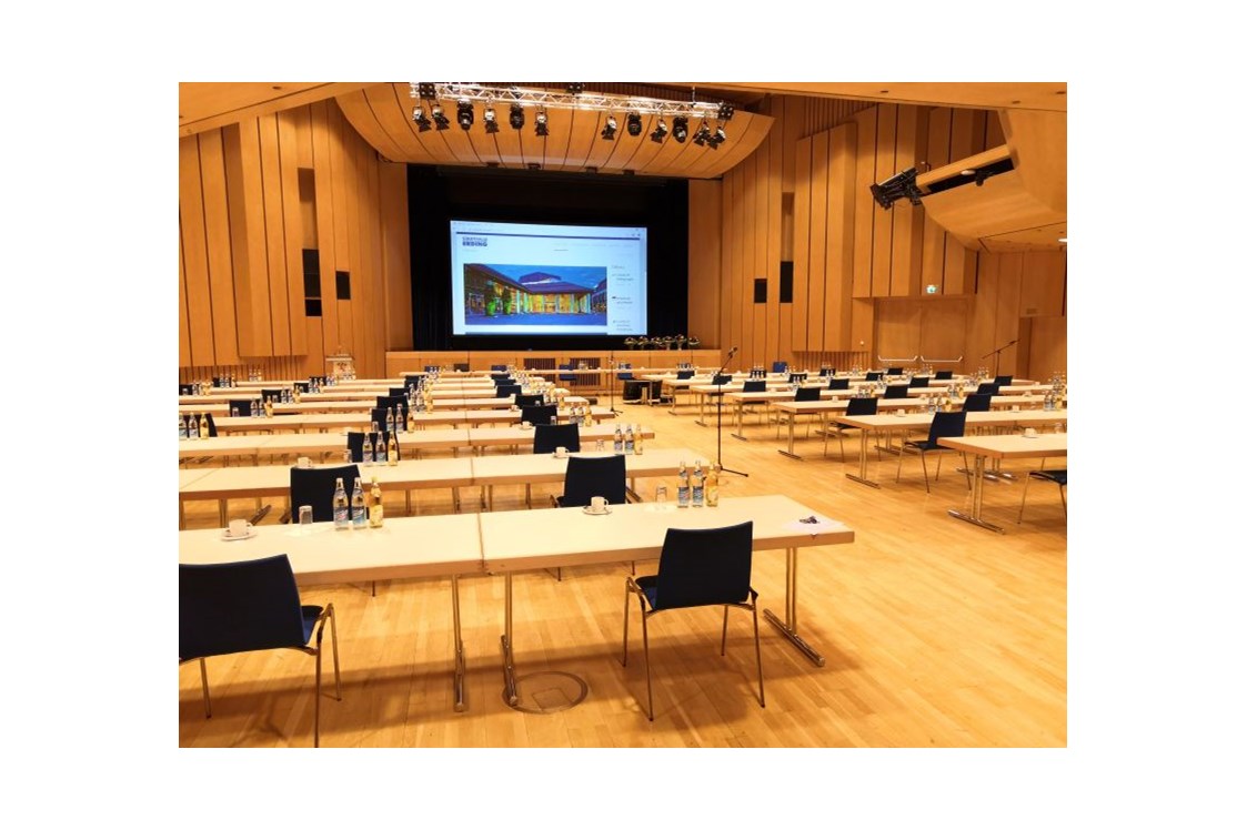 Seminarraum: Großer Saal in Coronabestuhlung mit Abstand - Stadthalle Erding