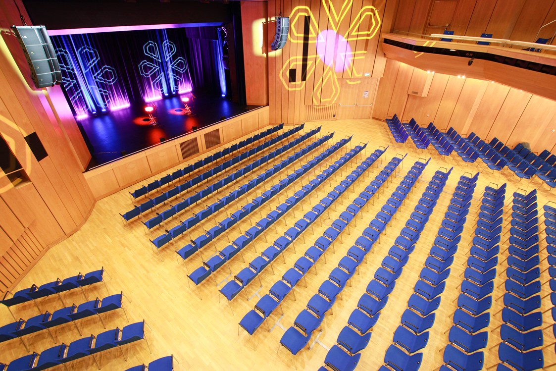 Seminarraum: Großer Saal mit Reihenbestuhlung (3 Blöcke, Fächer) - Stadthalle Erding
