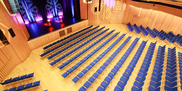 Tagungshotels - Beamer und Leinwand - Großer Saal mit Reihenbestuhlung (3 Blöcke, Fächer) - Stadthalle Erding