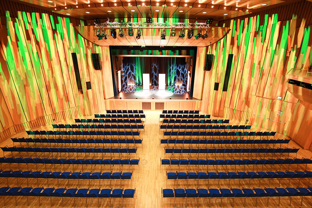 Seminarraum: Großer Saal mit Reihenbestuhlung (2 Blöcke) - Stadthalle Erding