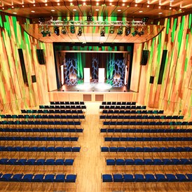 Seminarraum: Großer Saal mit Reihenbestuhlung (2 Blöcke) - Stadthalle Erding