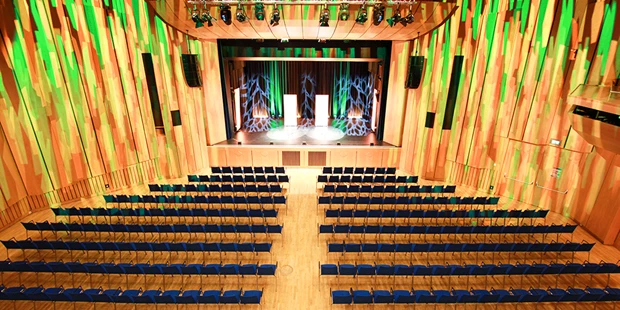 Tagungshotels - Beamer und Leinwand - Großer Saal mit Reihenbestuhlung (2 Blöcke) - Stadthalle Erding