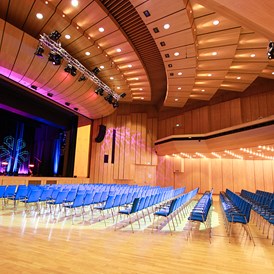 Seminarraum: Großer Saal mit Reihenbestuhlung (1 Block) - Stadthalle Erding