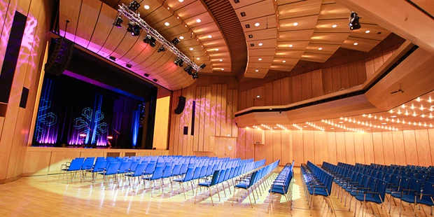 Tagungshotels - Beamer und Leinwand - Großer Saal mit Reihenbestuhlung (1 Block) - Stadthalle Erding
