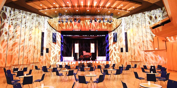 Tagungshotels - Beamer und Leinwand - Großer Saal mit Varieté-Bestuhlung  - Stadthalle Erding