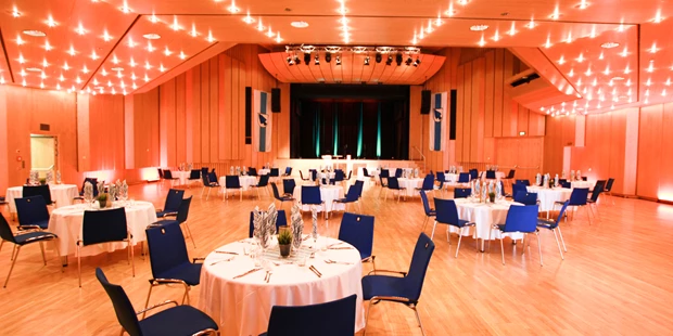 Tagungshotels - Beamer und Leinwand - Großer Saal mit Bankett-Bestuhlung - Stadthalle Erding