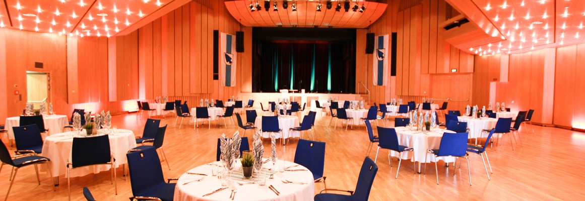 Seminarraum: Großer Saal mit Bankett-Bestuhlung - Stadthalle Erding