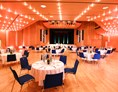 Seminarraum: Großer Saal mit Bankett-Bestuhlung - Stadthalle Erding
