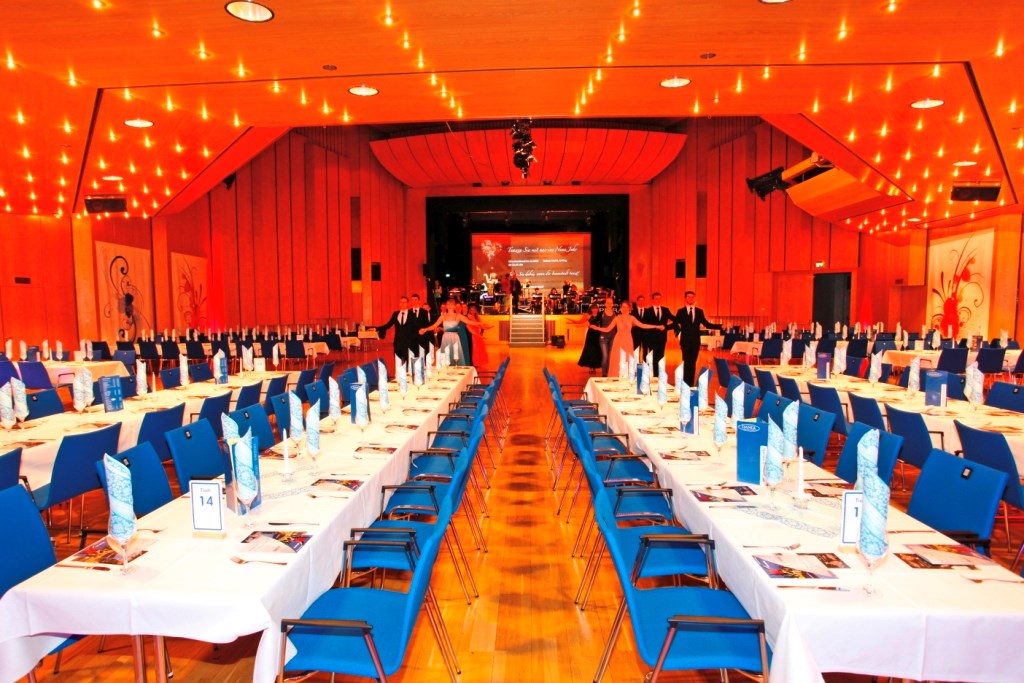 Seminarraum: Großer Saal mit Bankettbestuhlung eckig - Ballvariante - Stadthalle Erding