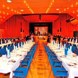 Seminarraum: Großer Saal mit Bankettbestuhlung eckig - Ballvariante - Stadthalle Erding
