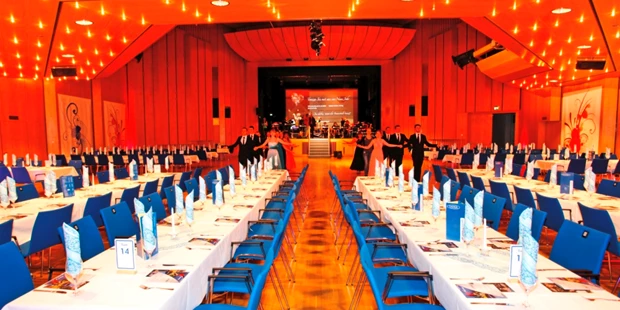Tagungshotels - Beamer und Leinwand - Großer Saal mit Bankettbestuhlung eckig - Ballvariante - Stadthalle Erding