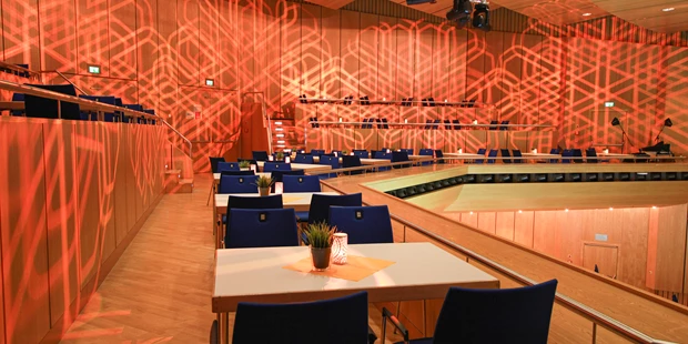 Tagungshotels - Beamer und Leinwand - Galerie Großer Saal - Stadthalle Erding