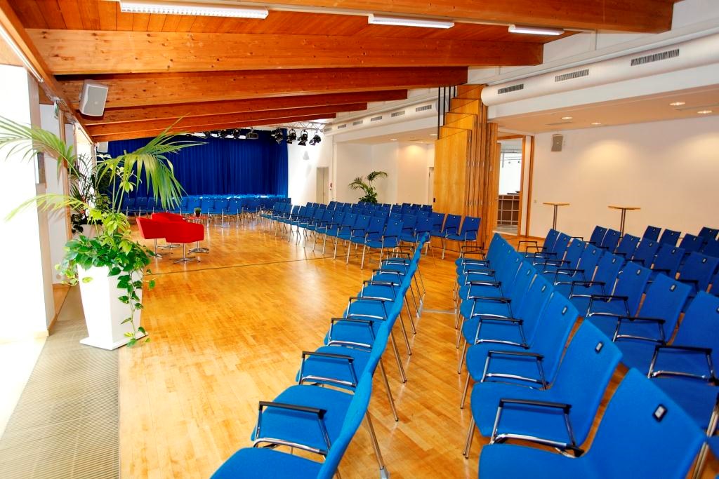 Seminarraum: Kleiner Saal mit Reihenbestuhlung und mittiger Bühne - Stadthalle Erding