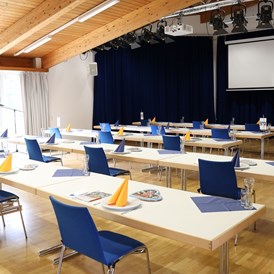Seminarraum: Kleiner Saal mit Corona-Bestuhlung  - Stadthalle Erding