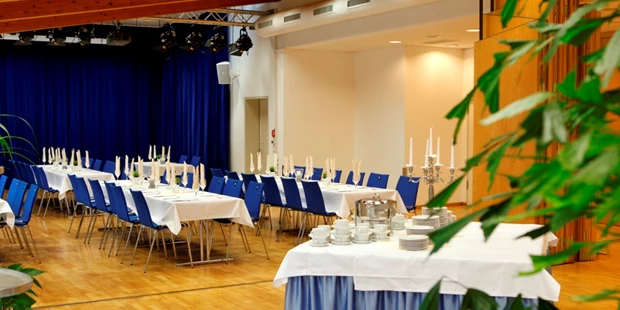 Tagungshotels - Beamer und Leinwand - Kleiner Saal mit Bankett-Bestuhlung  - Stadthalle Erding