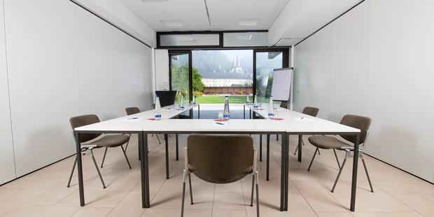 Tagungshotels - Berchtesgadener Land - Kleiner Seminarraum mit Blick in den Kurgarten - AlpenCongress Berchtesgaden