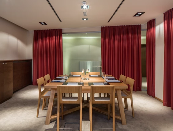Seminarraum: Je nach Anforderung des Kunden können die Räume mit Podiumsbestuhlung, als Tafel, mit Kinobestuhlung und vieles mehr, vorbereitet werden. - Falkensteiner Bad Leonfelden
