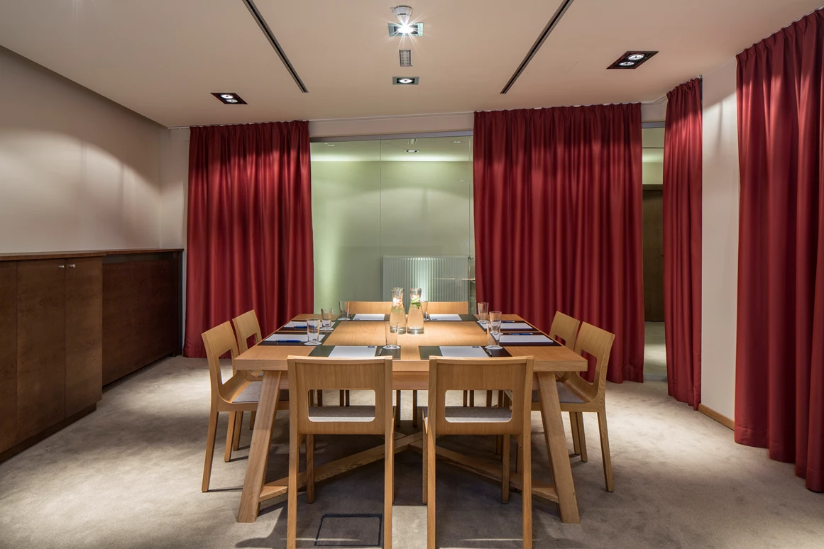 Seminarraum: Je nach Anforderung des Kunden können die Räume mit Podiumsbestuhlung, als Tafel, mit Kinobestuhlung und vieles mehr, vorbereitet werden. - Falkensteiner Bad Leonfelden